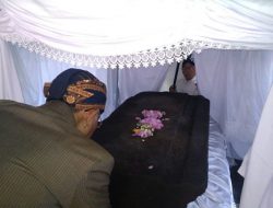 Kerabat Kasunanan Surakarta Gelar Upacara Nglangse Singep Kelambu Pasujudan Petilasan Selo Gilanglipuro