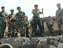 Tingkatkan Semangat Prajurit, Danlanal Kunjungi TMMD