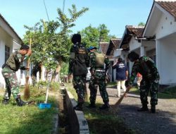 Prajurit Lanal Kerja Bakti Antisipasi Gangguan Binatang Melata di Lingkungan Rumdis