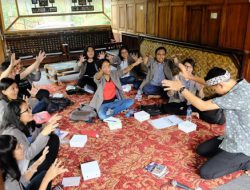 Praktik Berbahasa Inggris, Mahasiswa PBI UKDW Kunjungi Desa Bahasa Borobudur