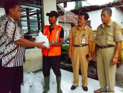 Sambangi Markas Penyapu Jalan, KOBAR Sumbangankan Sembako