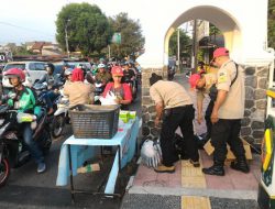 Berbagi di Bulan Suci, AKBM Bagikan Makanan di Jembatan Sayidan