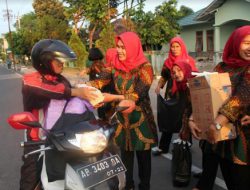 Jalasenastri Cabang 8 Lanal Yogyakarta Bagikan Takjil Gratis Kepada Masyarakat