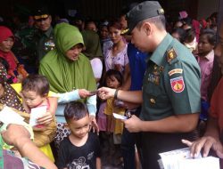 Pengusaha Meubel Bagikan Zakat untuk Ratusan Warga Miskin