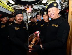 Sejumlah Pejabat Negara Menerima Brevet Hiu Kencana di Kapal Selam Ardadedali