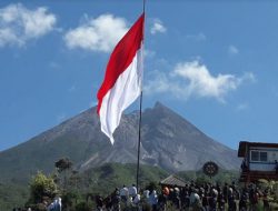 Sambut Hari Kemerdekaan Kodim Sleman Kibarkan Merah Putih Raksasa di Bukit Klangon