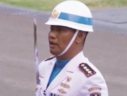 Danlanal Yogyakarta Komandan Upacara Penurunan Bendera Pusaka di Istana Merdeka