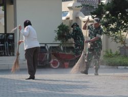 Prajurit Kodim 0734 Bersihkan TMP Kusuma Negara