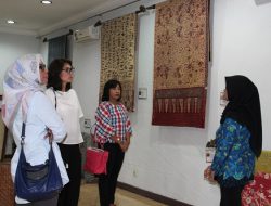 Turut Lestarikan Batik, Ketua Persit Kodim Yogyakarta Kunjungi Museum Batik