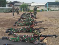 Prajurit Satlinlamil Surabaya Asah Kemampuan Menembak