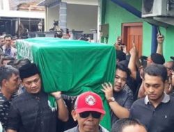 Ribuan Pelayat, Musisi dan Bupati Mengantarkan Jenazah Bani Seventeen Ke Pemakaman