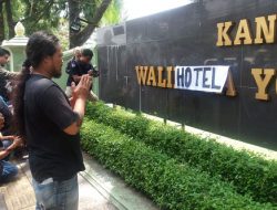 Moratorium Dicabut, Warga Ritual Tolak Bala, Ganti Papan Nama Wali Kota Jadi Wali Hotel