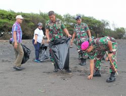Lanal Yogyakarta Gelar Bakti Sosial Bersih Pantai Pandansari Bantul