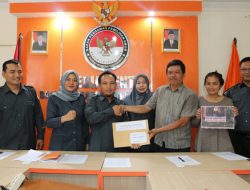 Caleg dan Mantan Direksi BUMD Diduga Otak Pemasangan Spanduk Kampanye Terselubung, ICM Lapor Bawaslu