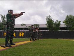 Jaga Profesionalitas, Prajurit Satlinlamil Surabaya Asah Kemampuan Menembak