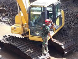 Bersama Masyarakat Babinsa Tamanmartani Normalisasi Sungai Dengan Karung Pasir