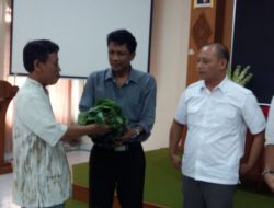 Tolak Raperda, Pedagang Pasar Sleman Berikan Bayam dan Kenikir Kepada Pimpinan Dewan