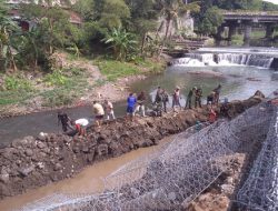 Antisipasi Banjir, Koramil Prambanan Bersama Warga Bokoharjo Bangun Tanggul Sungai Opak