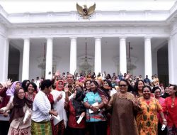 Ratusan Aktivis  Peringati Hari Perempuan Internasional Pertama Kali di Istana Negara Bersama Presiden