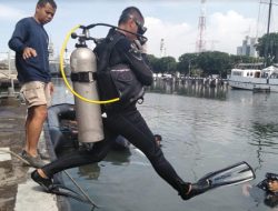 Prajurit Satlinlamil Surabaya Tingkatkan Kemampuan Menyelam