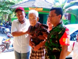 Babinsa TNI AD Kodim 0734 Yogyakarta Menolong Lansia di TPS
