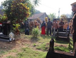 Wariskan Nilai Pejuang Kemerdekaan, IKAL DIY Bantu Pemancangan Nisan Karya Dharma dan Bambu Runcing di Makam Veteran