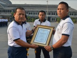 Sukses Dalam Latihan Gabungan TNI, KRI Teluk Lada 521 Terima Penghargaan