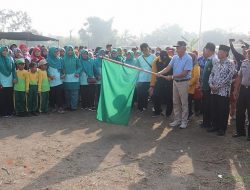 Peringati Harlah Emas MI Al Huda Karangnongko, 2020 Orang Bergandengan Tangan dalam Jalan Sehat Kerukunan