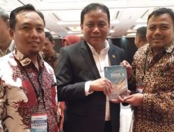 Bawaslu Sleman Serahkan Buku Berjudul Form A dalam Peluncuran IKP