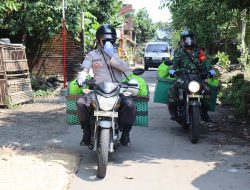 Dampak Ekonomi dan Sosial Covid 19, Babinsa dan Bhabinkamtibmas Banyurejo Bagikan Paket Sembako