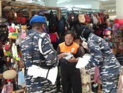 Lanal Yogyakarta Bagikan Masker di Pasar Prambanan