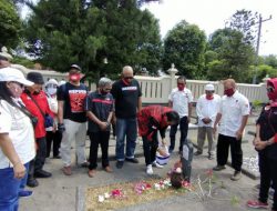 Peringati Peristiwa Kudatuli, Repdem Yogyakarta Tabur Bunga di Pusara Mbah Soetardjo Suryoguritno