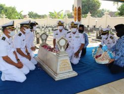 Peringati HUT Ke-75 Tni AL, Lanal Yogyakarta Ziarah ke Makam Pahlawan dan Gelar Baksos