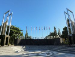 Tim Debat UGM Juara Nasional Kontes Debat Mahasiswa Indonesia