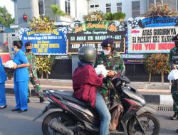 Danlanal Yogyakarta Bagikan Takjil Gratis Ke Pengguna Jalan di Depan Mako
