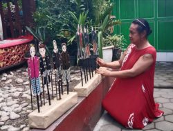Warga PP Waria Al-Fatah Membuat Wayang dari Daur Ulang Sampah Berbasis QR Code