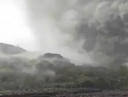 Gunung Semeru Erupsi, Muntahkan Abu dan Kerikil Panas dari Puncak