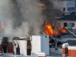 Gedung Parlemen Afrika Selatan di Cape Town Terbakar