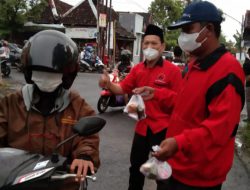 Peringati Hari Kartini, Pengurus PDI Perjuangan Ranting Srimartani Berbagi Takjil