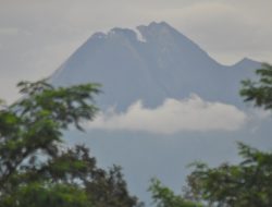 Merapi Kembali Keluarkan Wedhus Gembel ke Arah Barat Daya