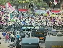 Anarkis, Polisi Bubarkan Aksi Massa Prabowo-Hatta