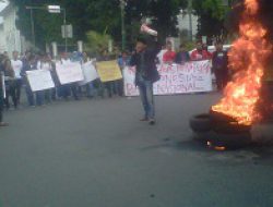 GEMA BEM Nasional Aksi Bakar Ban di Titik Nol Km