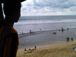 Pantai Banjir Wisatawan Tim SAR Perketat Pengamanan
