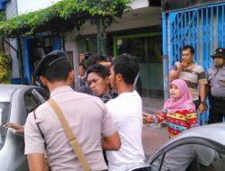 Bentrok dengan Polisi Seorang Demonstran Terluka pada Bagian Kepala