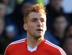 Luke Shaw Tak Canggung Geser Posisi Patrice Evra di MU