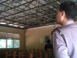 Eternit Sebuah Sekolah Dasar Negeri Ambrol, Puluhan Siswa Tertimpa
