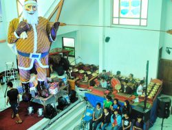 Ada Sinterklas Raksasa Berpakaian Batik