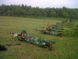 Tingkatkan Ketangkasan Anggota TNI Asah Kemampuan Menembak