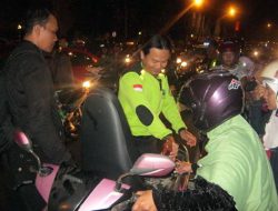 Relawan Pare Anom â€˜Bantinganâ€™ Bagikan Bensin Gratis untuk Pengendara yang Mogok