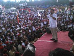 Simpatisan Histeris Saat Prabowo Subianto Naik Panggung